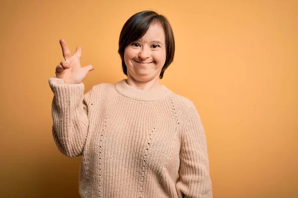 Young Syndroom Vrouw Dragen Casual Trui Gele Achtergrond Tonen Wijzen — Stockfoto