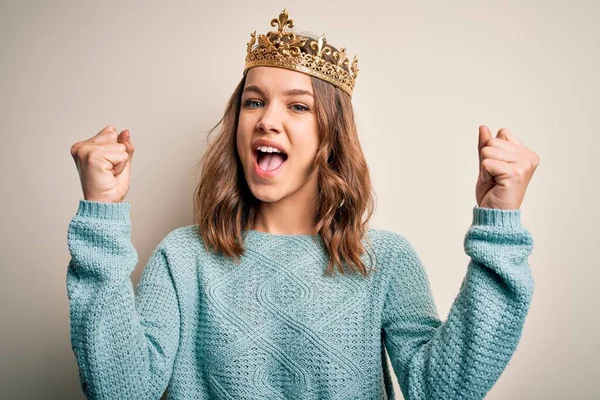 여왕의 왕관을 소녀는 성공을 축하하며 놀라고 놀랐다 — 스톡 사진