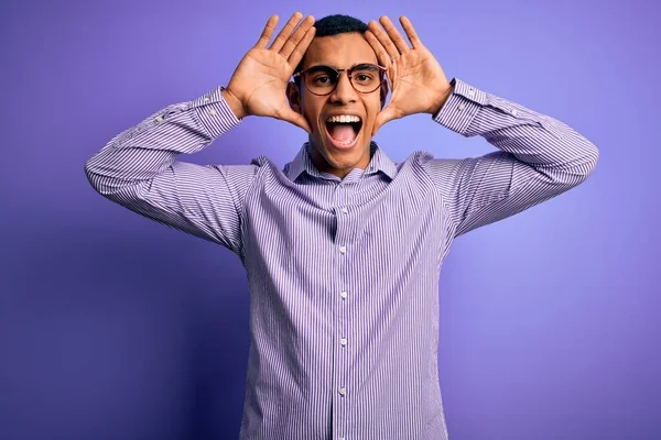 Schöner Afrikanisch Amerikanischer Mann Mit Gestreiftem Hemd Und Brille Vor — Stockfoto