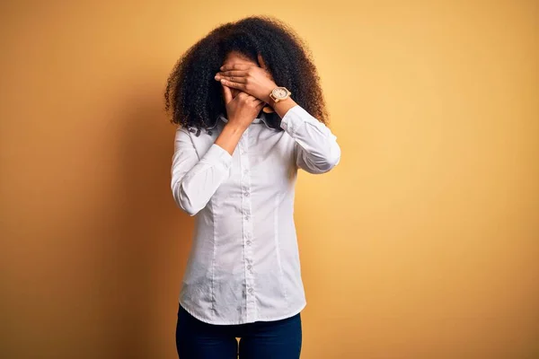 Jonge Mooie Afro Amerikaanse Elegante Vrouw Met Afrohaar Staande Gele — Stockfoto