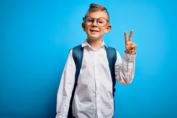 Mladý Malý Běloch Student Chytrých Brýlích Školní Tašce Modrém Pozadí — Stock fotografie