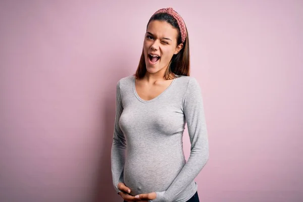 Jong Mooi Tiener Meisje Zwanger Verwacht Baby Geïsoleerde Roze Achtergrond — Stockfoto