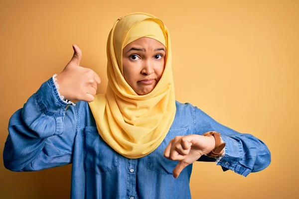 Молода Красива Жінка Кучерявим Волоссям Арабському Традиційному Хіджабі Над Жовтим — стокове фото