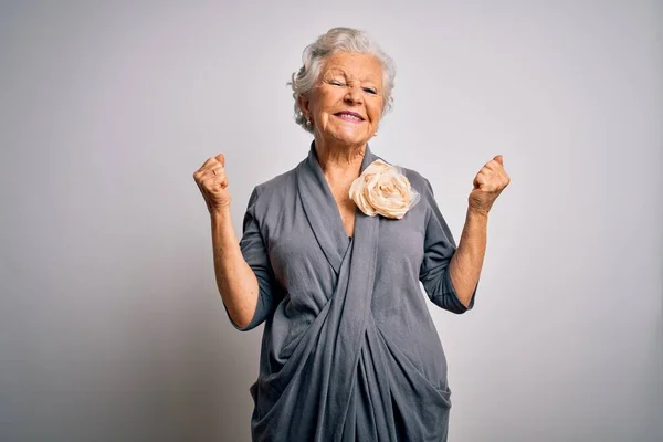 Senior Schöne Grauhaarige Frau Lässigem Kleid Vor Weißem Hintergrund Sehr — Stockfoto