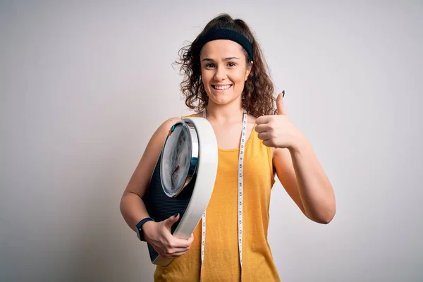 Kıvırcık Saçlı Tartı Makinesi Mezurası Olan Genç Güzel Bir Kadın — Stok fotoğraf