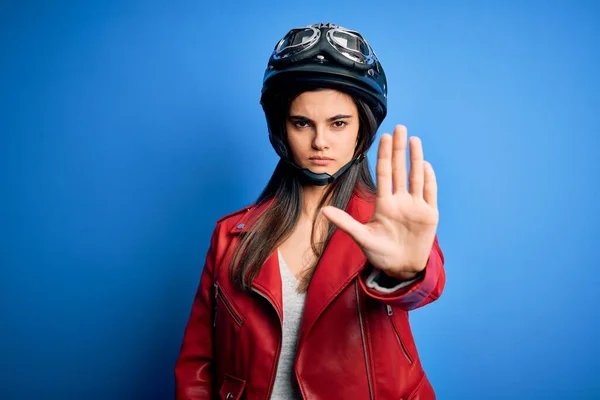 若い美しいブルネットのオートバイのヘルメットとジャケットを身に着けている女性は手の手のひらで歌うのを止める 顔に負と深刻なジェスチャーで警告式 — ストック写真