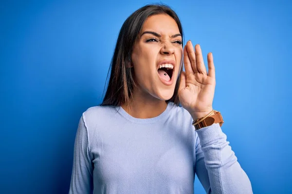 Jonge Mooie Brunette Vrouw Draagt Casual Trui Staan Blauwe Achtergrond — Stockfoto