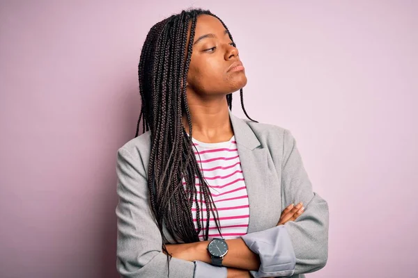 腕で横に見てピンクの孤立した背景の上に立っている若いアフリカ系アメリカ人のビジネス女性は確信と自信を越え — ストック写真