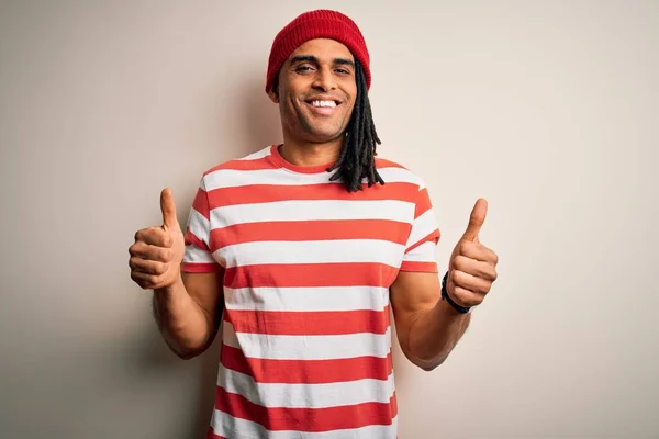 Joven Hombre Afroamericano Guapo Con Rastas Con Camiseta Rayas Signo —  Fotos de Stock