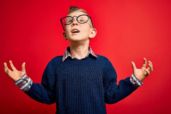 Giovane Bambino Caucasico Con Gli Occhi Azzurri Piedi Indossando Occhiali — Foto Stock