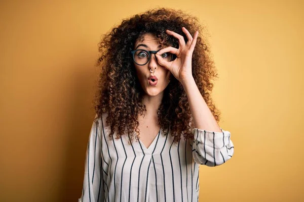 Jonge Mooie Vrouw Met Krullend Haar Piercing Dragen Gestreept Shirt — Stockfoto