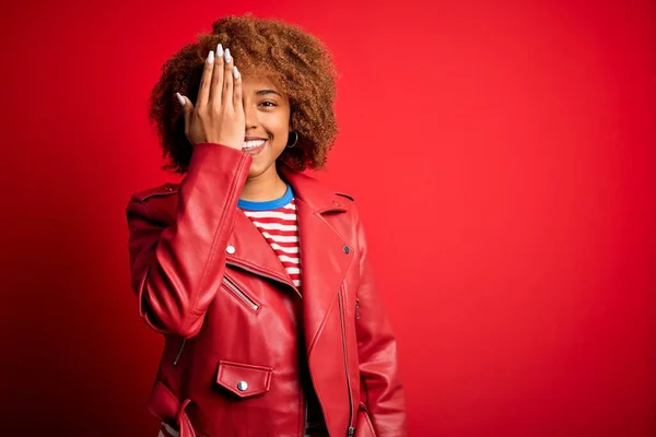 Młoda Piękna Afro Afroamerykanka Kręconymi Włosami Ubrana Luźną Czerwoną Kurtkę — Zdjęcie stockowe
