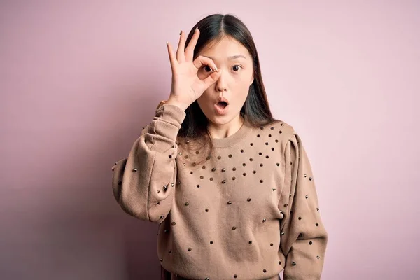 Junge Schöne Asiatische Frau Trägt Mode Und Eleganten Pullover Über — Stockfoto