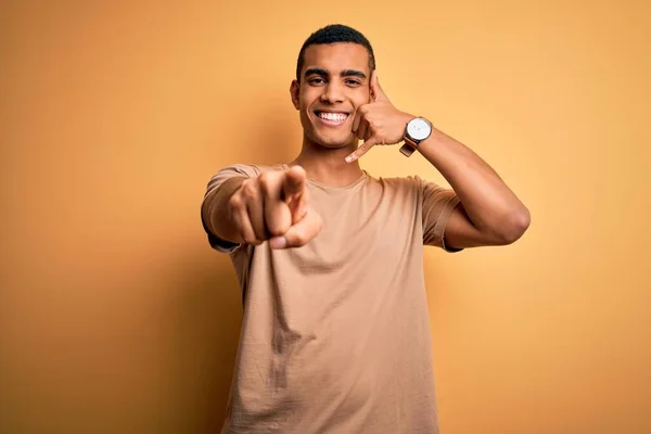 Joven Hombre Afroamericano Guapo Vistiendo Camiseta Casual Pie Sobre Fondo — Foto de Stock