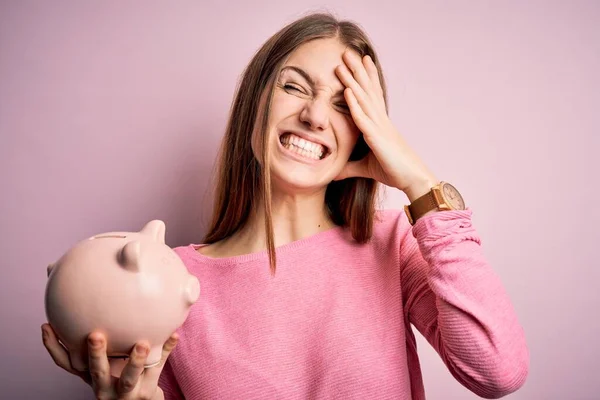 Ung Vacker Rödhårig Kvinna Håller Spargris Bank Över Isolerade Rosa — Stockfoto