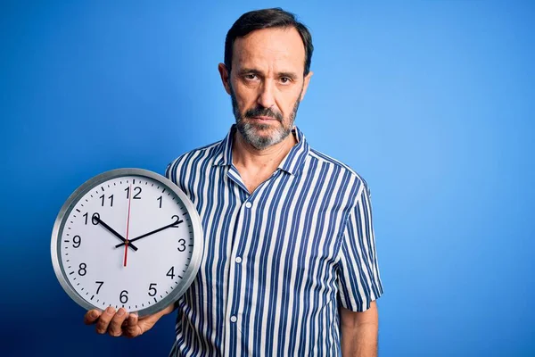 Edad Media Hoary Hombre Sosteniendo Gran Reloj Pie Sobre Fondo —  Fotos de Stock