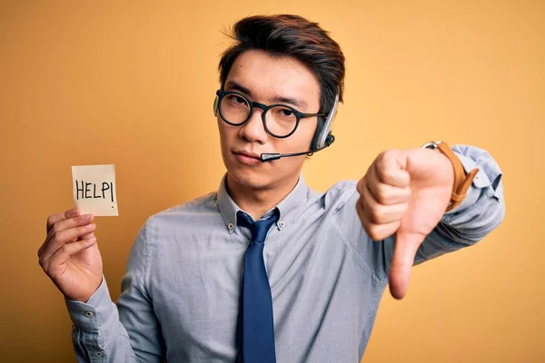 Jovem Bonito Chinês Call Center Agente Homem Sobrecarregado Usando Fone — Fotografia de Stock