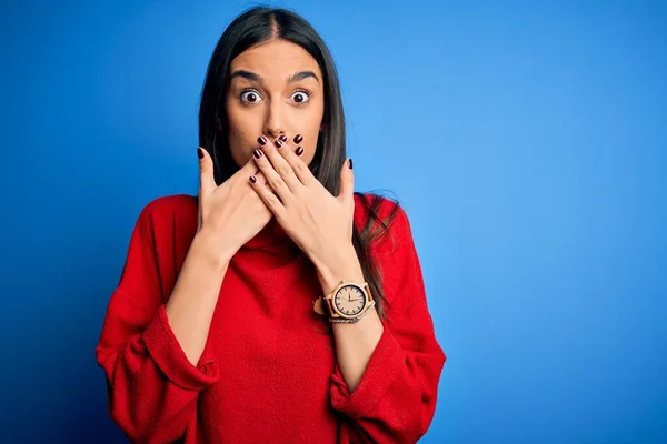 Jonge Mooie Brunette Vrouw Draagt Rode Casual Trui Geïsoleerde Blauwe — Stockfoto