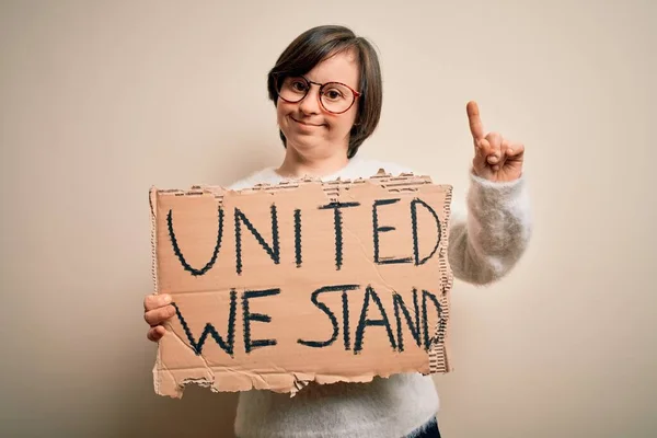 Joven Síndrome Mujer Sosteniendo Pancarta Protesta Con Unidos Estamos Pie — Foto de Stock