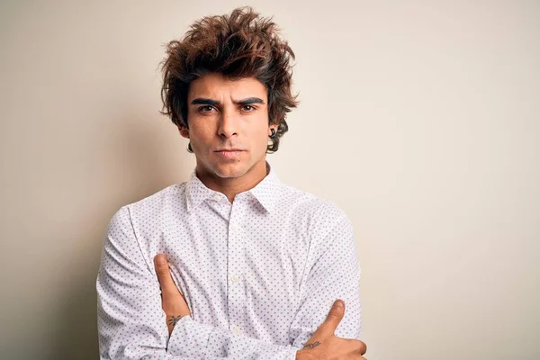 Joven Hombre Negocios Guapo Con Camisa Elegante Pie Sobre Fondo —  Fotos de Stock