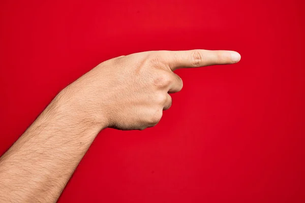 Ruka Bělocha Mladý Muž Ukazující Prsty Izolovaném Červeném Pozadí Ukazující — Stock fotografie