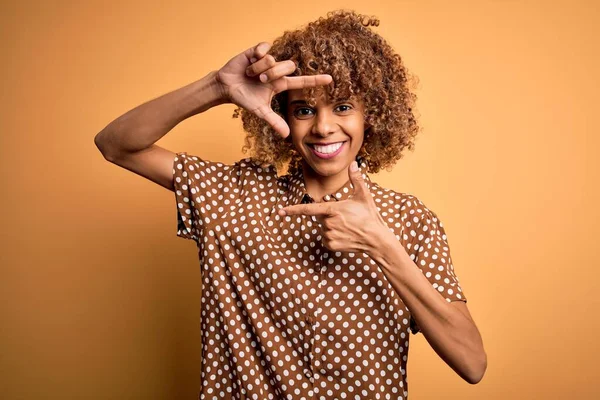 Молодая Красивая Африканская Американка Повседневной Рубашке Стоящей Желтом Фоне Улыбаясь — стоковое фото