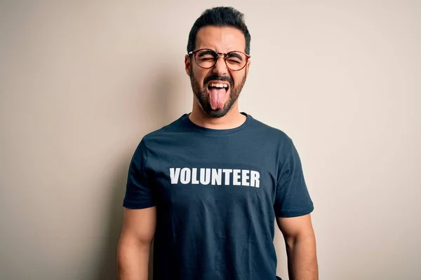 Homem Bonito Com Barba Vestindo Shirt Com Mensagem Voluntária Sobre — Fotografia de Stock