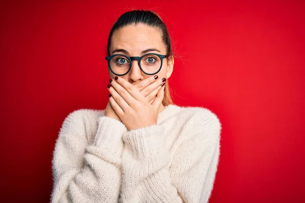 Schöne Blonde Frau Mit Blauen Augen Die Pullover Und Brille — Stockfoto