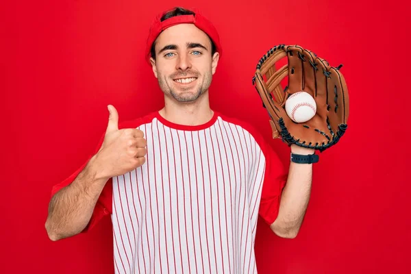 Jovem Bonito Desportivo Homem Com Olhos Azuis Jogando Beisebol Usando — Fotografia de Stock