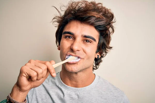 Jovem Bonitão Sorrindo Feliz Com Sorriso Rosto Whasing Dente Usando — Fotografia de Stock