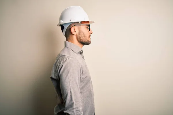 Joven Arquitecto Con Casco Seguridad Constructor Sobre Fondo Aislado Mirando — Foto de Stock