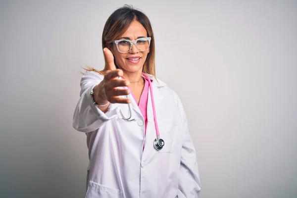 Średnim Wieku Piękna Lekarka Nosząca Różowy Stetoskop Odizolowanym Białym Tle — Zdjęcie stockowe