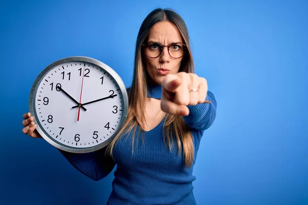 Mujer Rubia Joven Con Ojos Azules Sosteniendo Reloj Gran Minuto —  Fotos de Stock