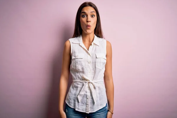 Joven Hermosa Morena Vistiendo Camisa Casual Pie Sobre Fondo Rosa —  Fotos de Stock