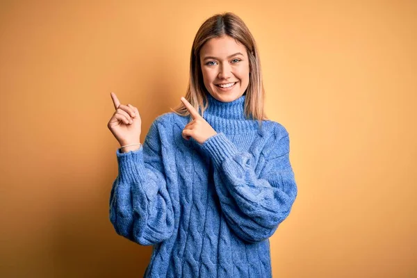 Młoda Piękna Blondynka Ubrana Sweter Golfem Żółtym Odizolowanym Tle Uśmiechnięta — Zdjęcie stockowe