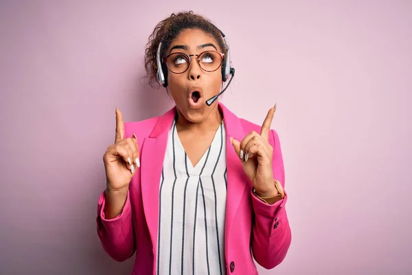 Joven Afroamericana Agente Call Center Chica Con Gafas Trabajando Con — Foto de Stock