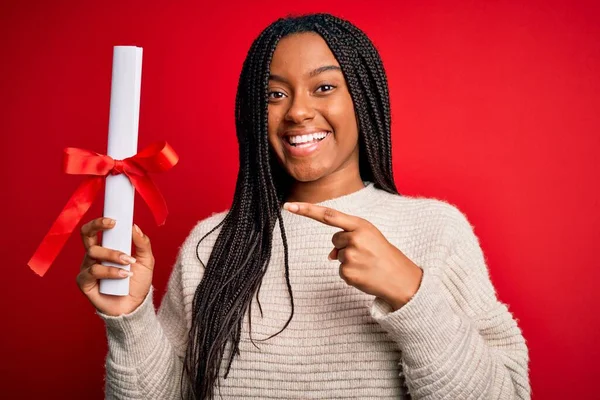 Jovem Estudante Afro Americano Menina Segurando Diploma Universitário Sobre Vermelho — Fotografia de Stock