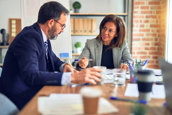 Twee Werknemers Van Middelbare Leeftijd Die Blij Zelfverzekerd Glimlachen Samenwerken — Stockfoto