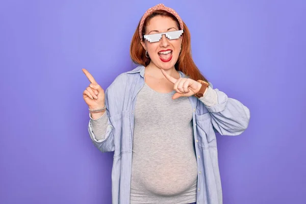 Junge Rothaarige Schwangere Erwartet Baby Mit Lustiger Schläger Sonnenbrille Lächelt — Stockfoto