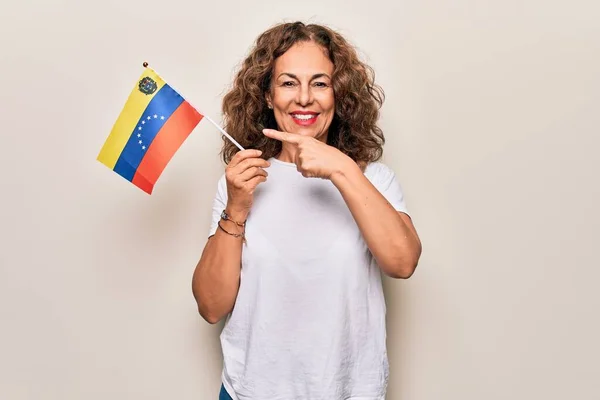 Schöne Touristin Mittleren Alters Mit Venezolanischer Flagge Auf Isoliertem Weißem — Stockfoto