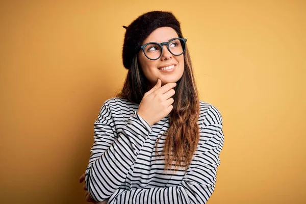 Junge Schöne Brünette Frau Mit Französischer Baskenmütze Und Brille Über — Stockfoto