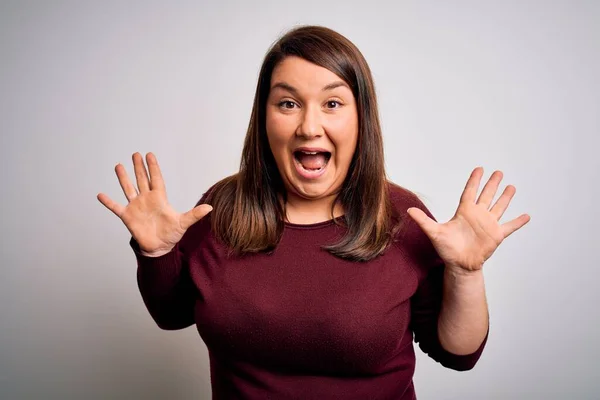 Mooie Brunette Size Vrouw Dragen Casual Trui Geïsoleerde Witte Achtergrond — Stockfoto