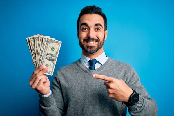 Joven Hombre Guapo Con Barba Sosteniendo Montón Billetes Dólares Sobre —  Fotos de Stock