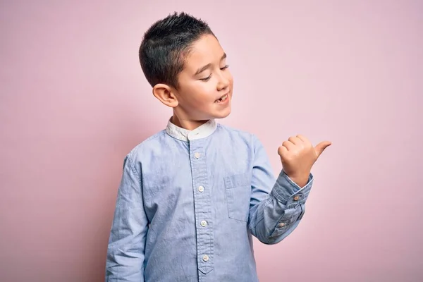 Niño Pequeño Con Camisa Elegante Pie Sobre Fondo Rosa Aislado — Foto de Stock