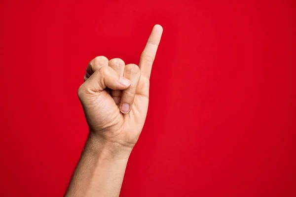 Mão Jovem Caucasiano Mostrando Dedos Sobre Fundo Vermelho Isolado Mostrando — Fotografia de Stock