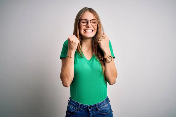 Jonge Mooie Roodharige Vrouw Draagt Casual Groene Shirt Bril Witte — Stockfoto