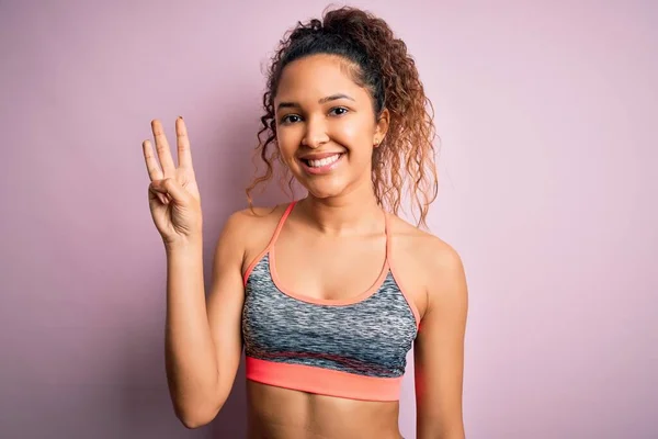 Bonita Esportista Com Cabelo Encaracolado Fazendo Esporte Vestindo Sportswear Sobre — Fotografia de Stock