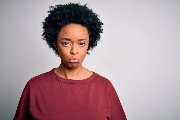 若い美しいアフリカ系アメリカ人のアフロの女性は カジュアルなTシャツを着て巻き毛が落ち込んで立っており 苦痛のために心配し 怒って恐れて泣いています 悲しい表情 — ストック写真