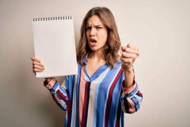 Genç sarışın kız defter üzerinde beyaz uzay kağıdı gösteriyor. Sinirli ve sinirli. Öfkeyle bağırıyor, deli gibi bağırıyor.