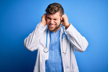 Sakallı, mavi gözlü, beyaz önlüklü ve steteskop takmış, kulaklarını parmaklarıyla kapatan, gürültülü müzik sesi için rahatsız edici ifadeleri olan sarışın genç bir doktor. Sağır kavramı.